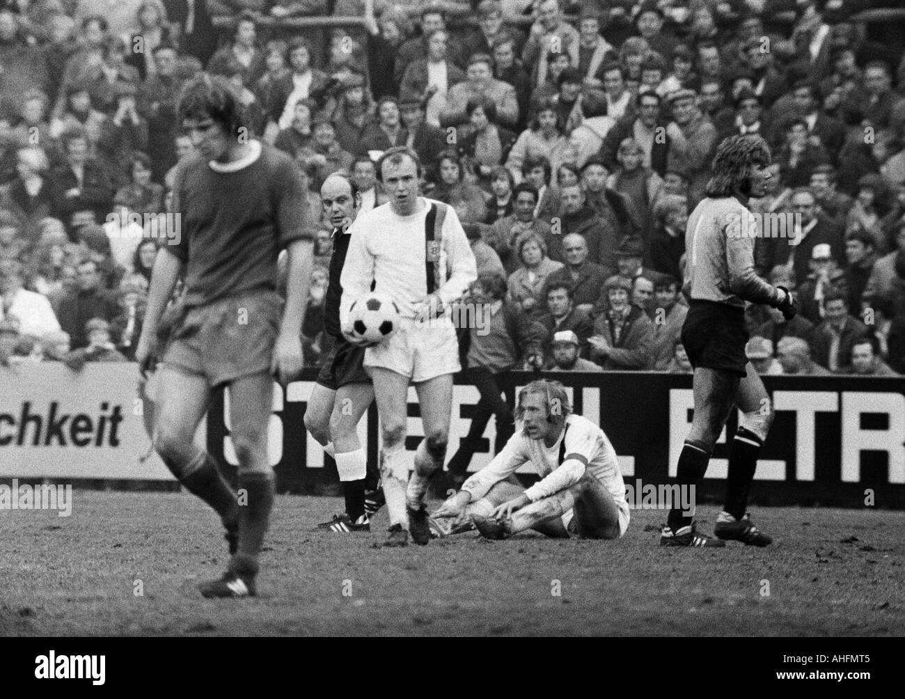 football, DFB Cup, quarter final, first leg, 1971/1972, Borussia Moenchengladbach versus Schalke 04 2:2, Boekelberg Stadium in Moenchengladbach, scene of the match, referee Klaus Ohmsen from Hamburg (2.f.l.) decides on foul penalty to Gladbach after a fou Stock Photo