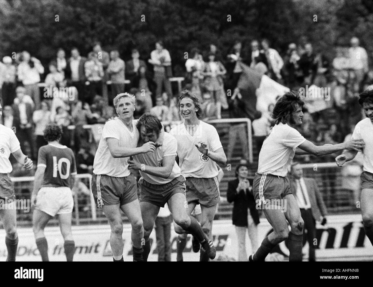 football, Bundesliga, 1971/1972, Rot-Weiss Oberhausen versus Werder Bremen 2:2, Niederrhein Stadium in Oberhausen, scene of the match, rejoicing at the 1:1 equalizer goal to Oberhausen, f.l.t.r. Heinz Dieter Hasebrink (Bremen, 10), Gert Froehlich (RWO), L Stock Photo