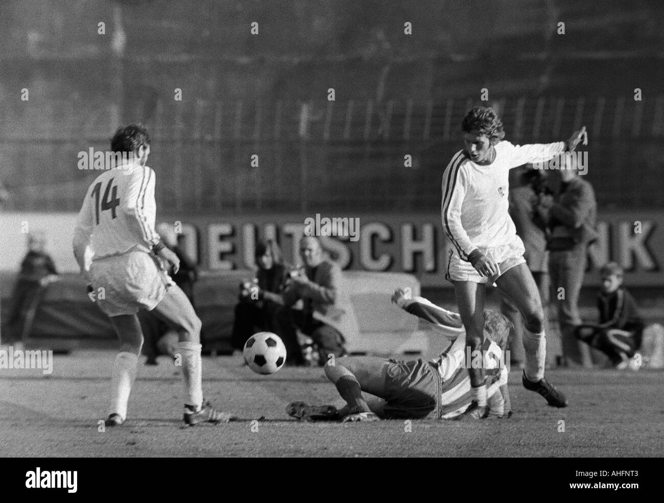 football, Bundesliga, 1972/1973, Stadium am Zoo in Wuppertal, Wuppertaler SV versus VfL Bochum 3:0, scene of the match, f.l.t.r. Werner Balte (Bochum), Claus Brune (WSV), Hans Juergen Koeper (Bochum) Stock Photo
