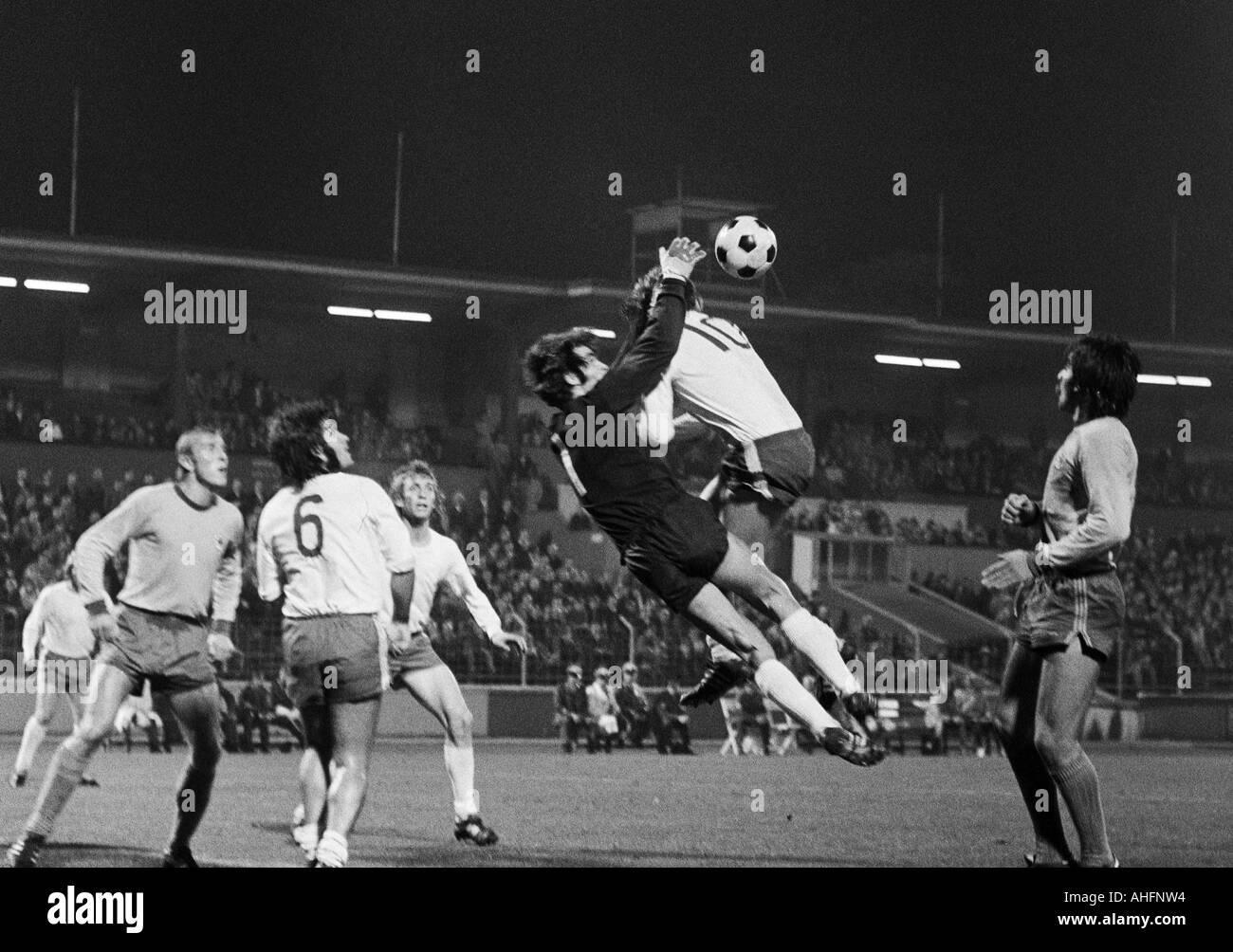 football, Bundesliga, 1972/1973, Rot-Weiss Oberhausen versus Eintracht Brunswick 0:1, Niederrhein Stadium in Oberhausen, scene of the match, f.l.t.r. Peter Kaack (BS), Fred Hoff (RWO), Ditmar Jakobs (RWO), keeper Bernd Franke (BS), an Oberhausen player (1 Stock Photo