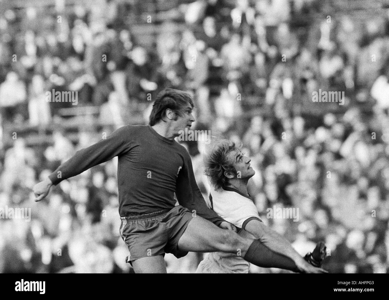 football, Bundesliga, 1972/1973, FC Schalke 04 versus Rot-Weiss Oberhausen 3:0, Glueckaufkampfbahn Stadium in Gelsenkirchen, scene of the match, duel between Lothar Kobluhn (RWO) left and Nico Braun (S04) Stock Photo