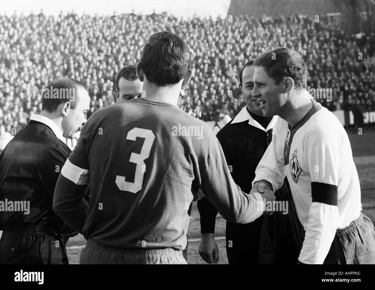 football, Bundesliga, 1967/1968, Borussia Moenchengladbach versus Werder  Bremen 3:1, Boekelberg Stadium, toss-up, welcome, team captains Egon Milder  (Gladbach, 3) and Heinz Steinmann (Bremen, right), behind referee Kurt  Tschenscher from Mannheim ...