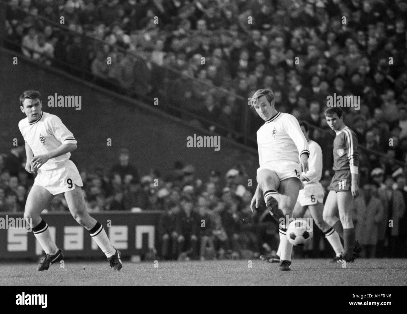 football, DFB Cup, quarter final, 1967/1968, Ruhr Stadium in Bochum, VfL Bochum versus Borussia Moenchengladbach 2:0, scene of the match, f.l.t.r. Herbert Laumen (MG), Guenter Netzer (MG), Peter Dietrich (MG) covered, Werner Balte (Bochum) Stock Photo