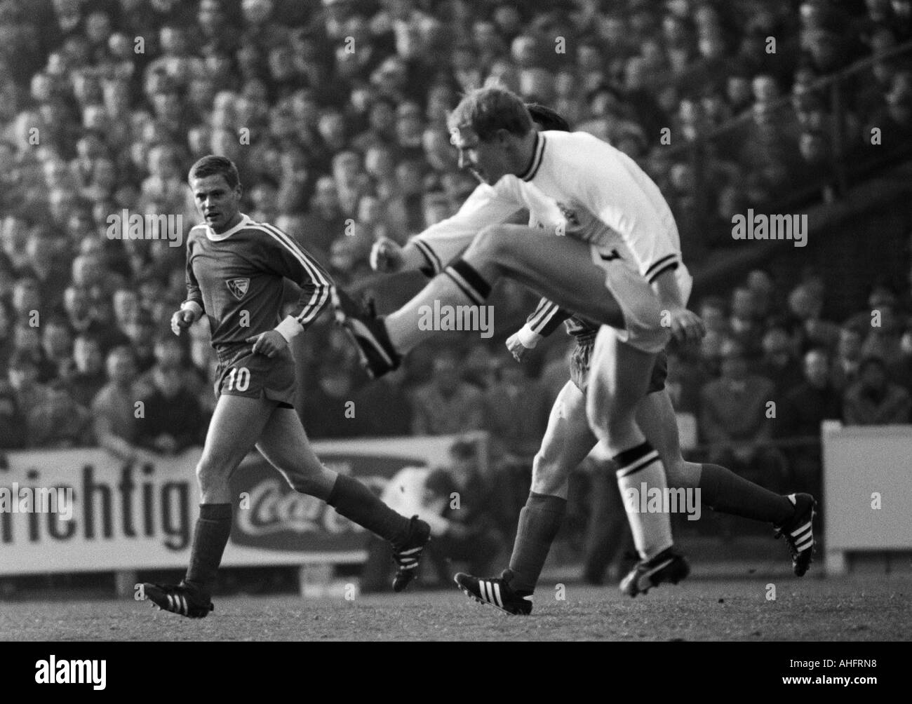 football, DFB Cup, quarter final, 1967/1968, Ruhr Stadium in Bochum, VfL Bochum versus Borussia Moenchengladbach 2:0, scene of the match, shot on goal by Berti Vogts (MG) right, left Juergen Jansen (Bochum) Stock Photo
