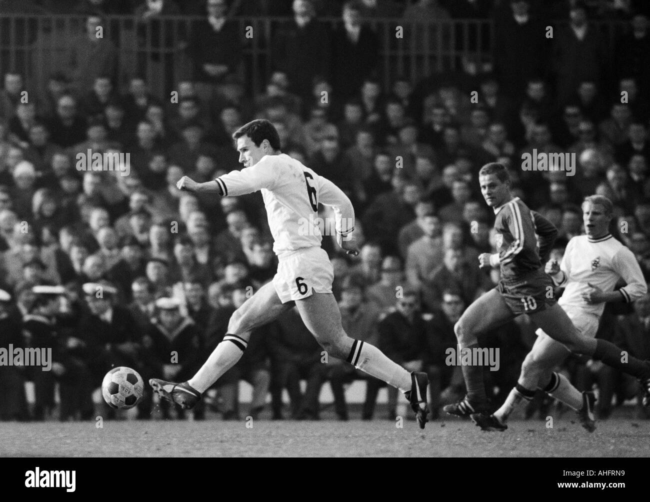 football, DFB Cup, quarter final, 1967/1968, Ruhr Stadium in Bochum, VfL Bochum versus Borussia Moenchengladbach 2:0, scene of the match, f.l.t.r. Peter Dietrich (MG), Juergen Jansen (Bochum), Berti Vogts (MG) Stock Photo