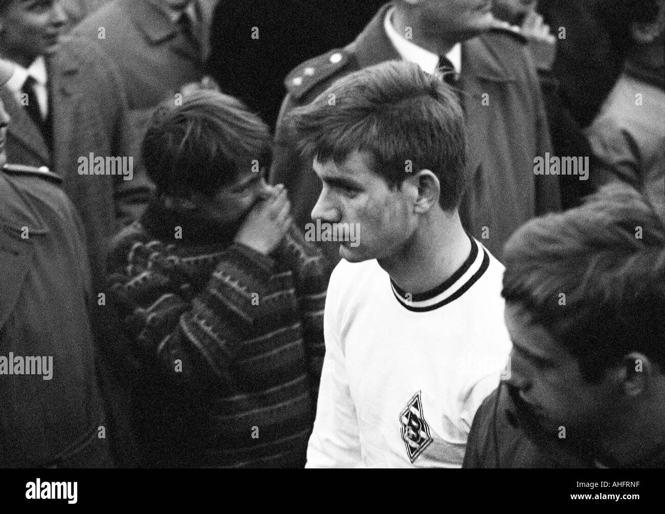 football, DFB Cup, quarter final, 1967/1968, Ruhr Stadium in Bochum, VfL Bochum versus Borussia Moenchengladbach 2:0, football player, Manfred Kempers (MG) leaves the pitch and is frustrated Stock Photo