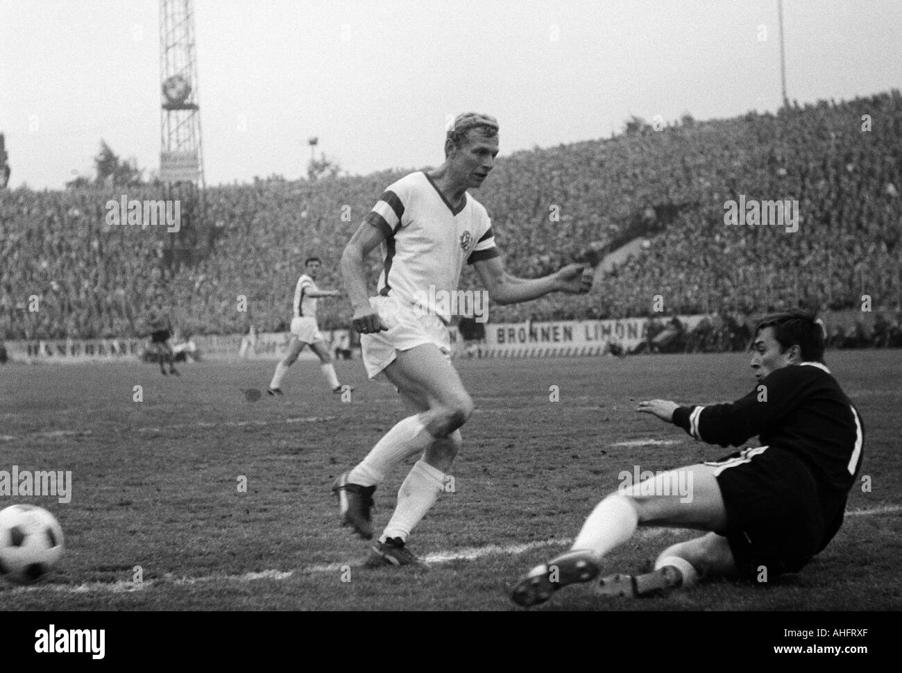 football, Regionalliga 1967/1968, promotion match to the Bundesliga 1968/1969, Rot-Weiss Essen versus Goettingen 05 1:0, Stadium an der Hafenstrasse in Essen, scene of the match, save of keeper Fred Werner Bockholt (RWE) right, in the middle Heinz Stauver Stock Photo