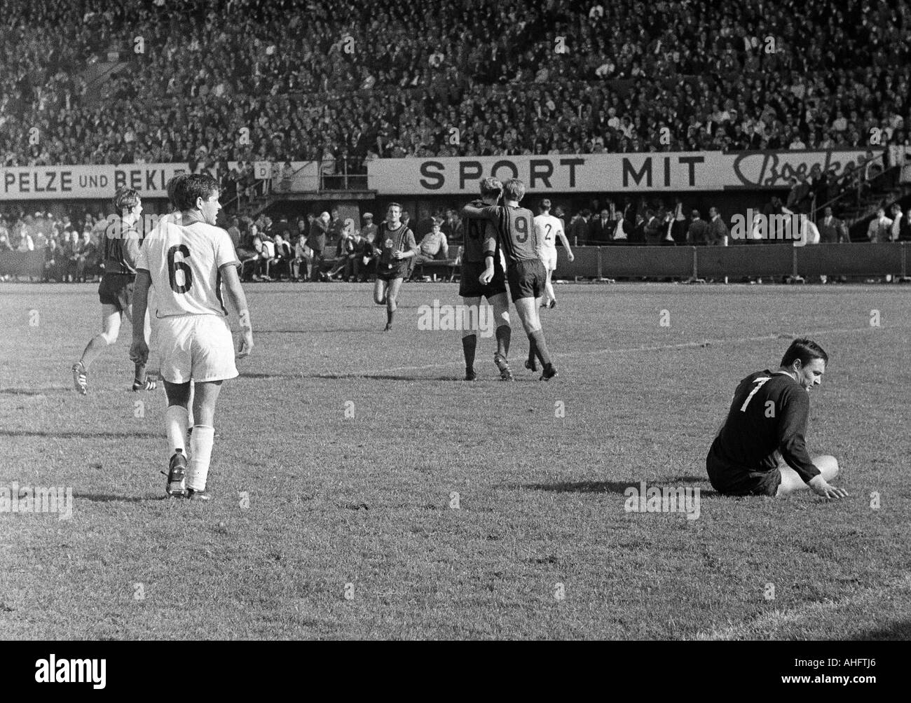 football, Regionalliga West, 1968/1969, Stadium an der Hafenstrasse in  Essen, Rot-Weiss Essen versus Bayer Leverkusen 2:2, scene of the match, 2:2  equalizer goal to Leverkusen, Karl Heinz Bruecken (Bayer, 9) congratulates  the
