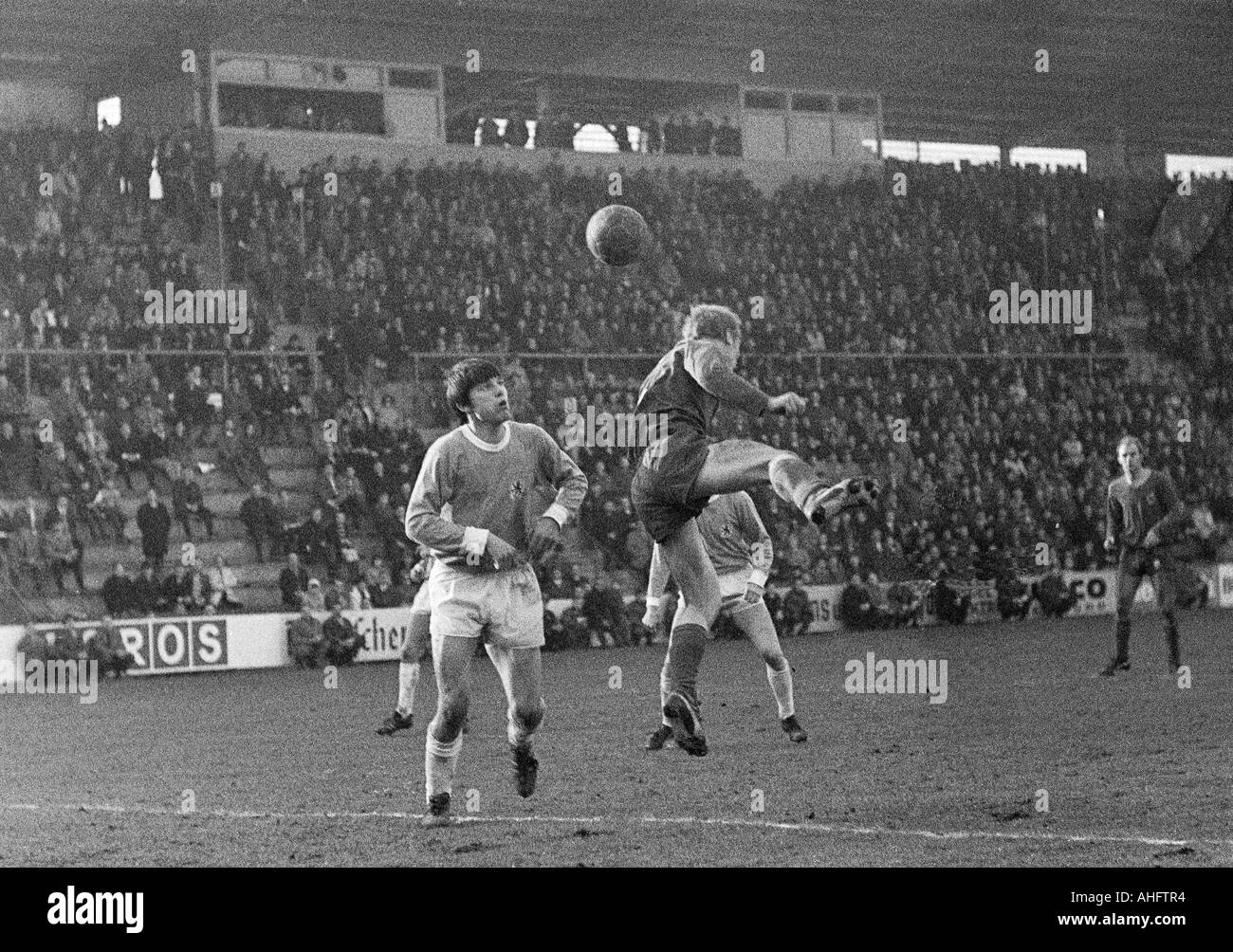 football, Bundesliga, 1968/1969, Borussia Moenchengladbach versus 1860 Munich 3:0, Boekelberg Stadium, scene of the match, header by Berti Vogts (Gladbach), left Max Reichenberger (1860) Stock Photo