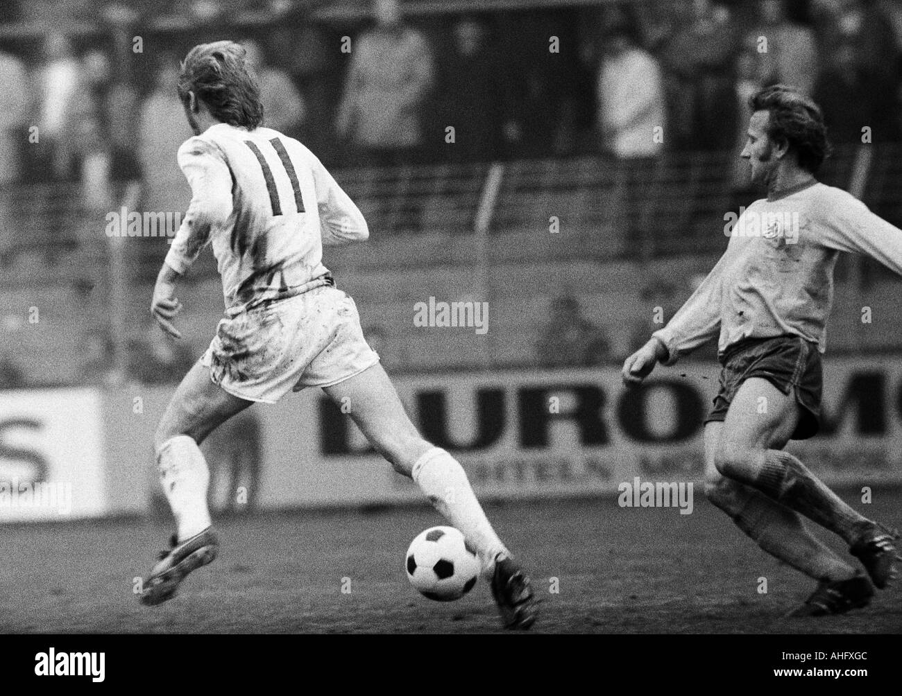 football, Bundesliga, 1972/1973, Boekelberg Stadium, Borussia Moenchengladbach versus Eintracht Brunswick 4:0, scene of the match, Henning Jensen (MG) left and Wolfgang Grzyb (BS) Stock Photo