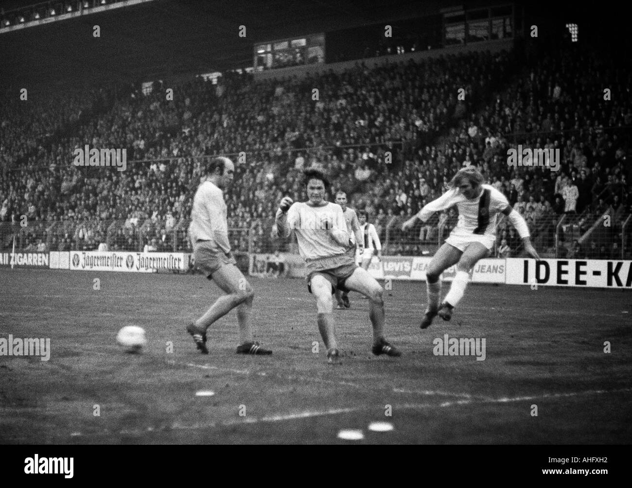 football, Bundesliga, 1972/1973, Boekelberg Stadium, Borussia Moenchengladbach versus Eintracht Brunswick 4:0, scene of the match, f.l.t.r. Joachim Baese (BS), Hans Juergen Hellfritz (BS), Guenter Netzer (MG) Stock Photo