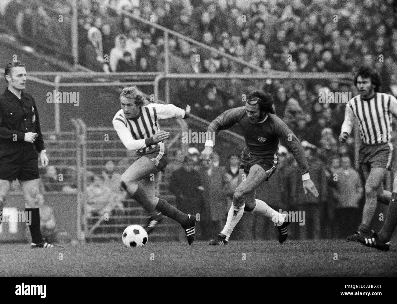 football, Bundesliga, 1972/1973, VfL Bochum versus FC Bayern Munich 0:2, Stadium at the Castroper Strasse in Bochum, scene of the match, f.l.t.r. referee Guenter Linn from Altendiez, Bernd Duernberger (FCB), Reinhold Wosab (Bochum), Paul Breitner (FCB) Stock Photo