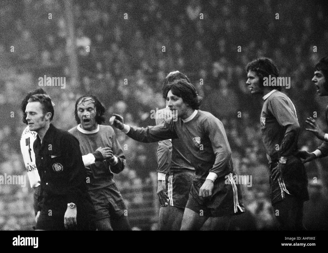 football, Bundesliga, 1972/1973, VfL Bochum versus FC Bayern Munich 0:2, Stadium at the Castroper Strasse in Bochum, scene of the match, Bochum players complain to referee Guenter Linn from Altendiez, f.l.t.r. Reinhold Wosab, Michael Lameck, Hans Juergen Stock Photo