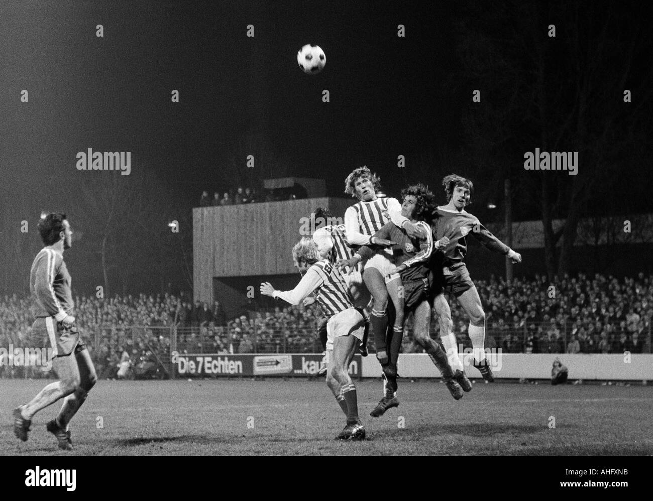 football, Bundesliga, 1972/1973, VfL Bochum versus Werder Bremen 2:0, Stadium at the Castroper Strasse in Bochum, scene of the match, f.l.t.r. Werner Jablonski (Bochum), two Bremen players, Per Roentved (Bremen), Harry Fechner (Bochum), Klaus Dieter Dewin Stock Photo