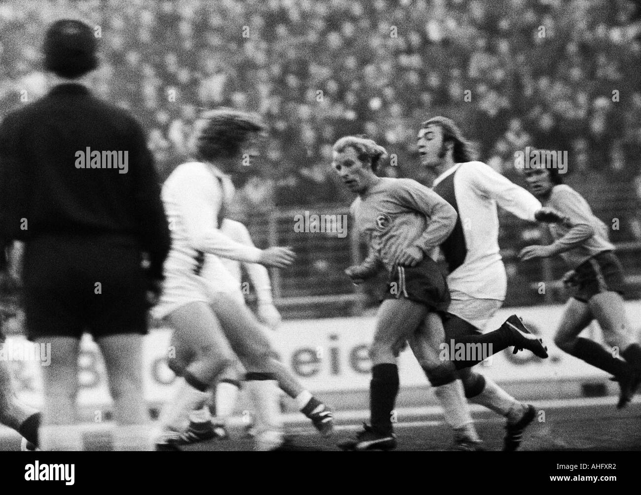 football, friendly game, 1972, Rhine Stadium in Duesseldorf, select team of Fortuna Duesseldorf and Borussia Moenchengladbach versus Ajax Amsterdam 1:1, scene of the match, f.l.t.r. the referee, Arie Haan (Ajax), Berti Vogts (Gladbach), Johan Neeskens (Aj Stock Photo