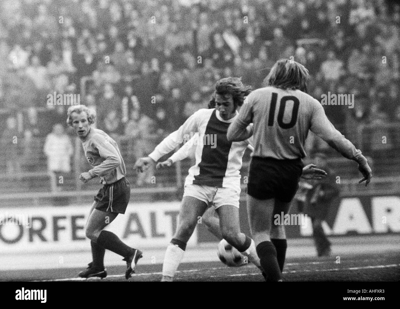 football, friendly game, 1972, Rhine Stadium in Duesseldorf, select team of Fortuna Duesseldorf and Borussia Moenchengladbach versus Ajax Amsterdam 1:1, scene of the match, f.l.t.r. Berti Vogts (Gladbach), Johan Neeskens (Ajax), Guenter Netzer (Gladbach) Stock Photo