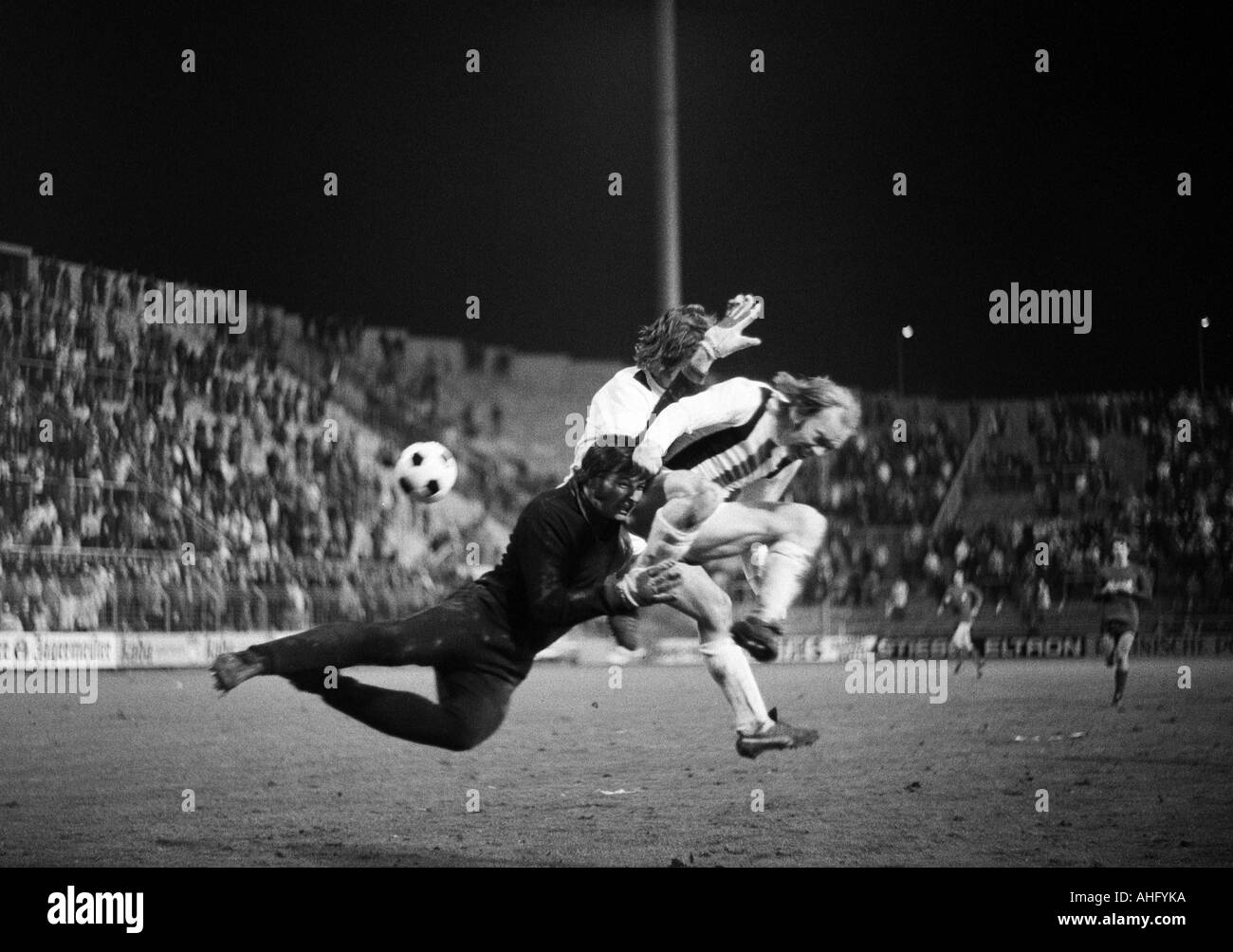 football, Bundesliga, 1973/1974, Borussia Moenchengladbach versus 1. FC Kaiserslautern 2:2, Boekelberg Stadium, scene of the match, keeper Josef Elting (FCK) left and Bernd Rupp (MG) right Stock Photo