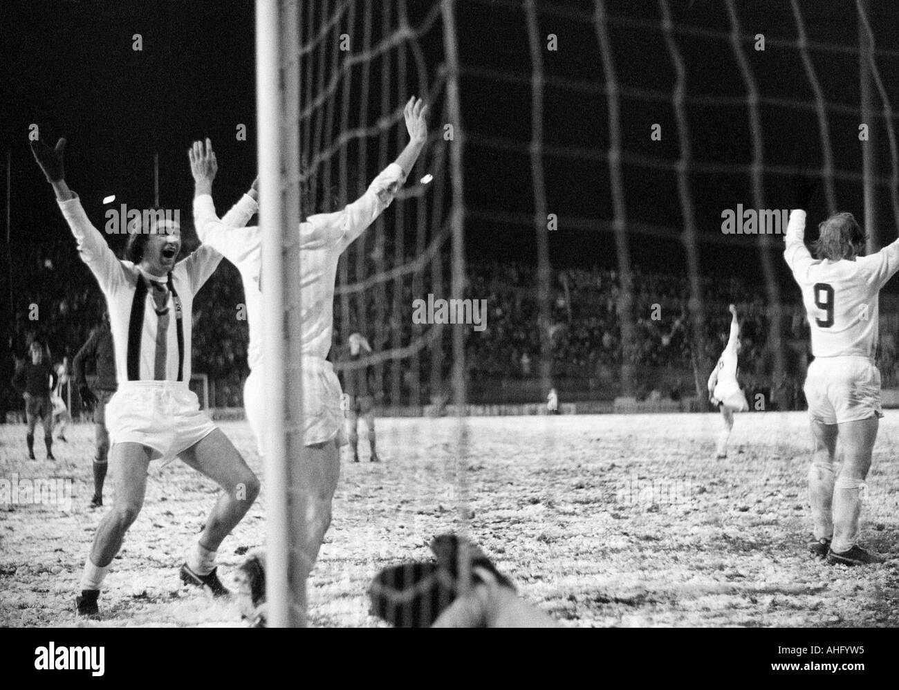 football, DFB Cup, eighth final, 1973/1974, Borussia Moenchengladbach versus Hamburger SV 2:2 after extra time, Boekelberg Stadium in Moenchengladbach, game on snow ground, rejoicing players, 2:2 equalizer goal to Gladbach by Christian Kulik (MG) covered Stock Photo