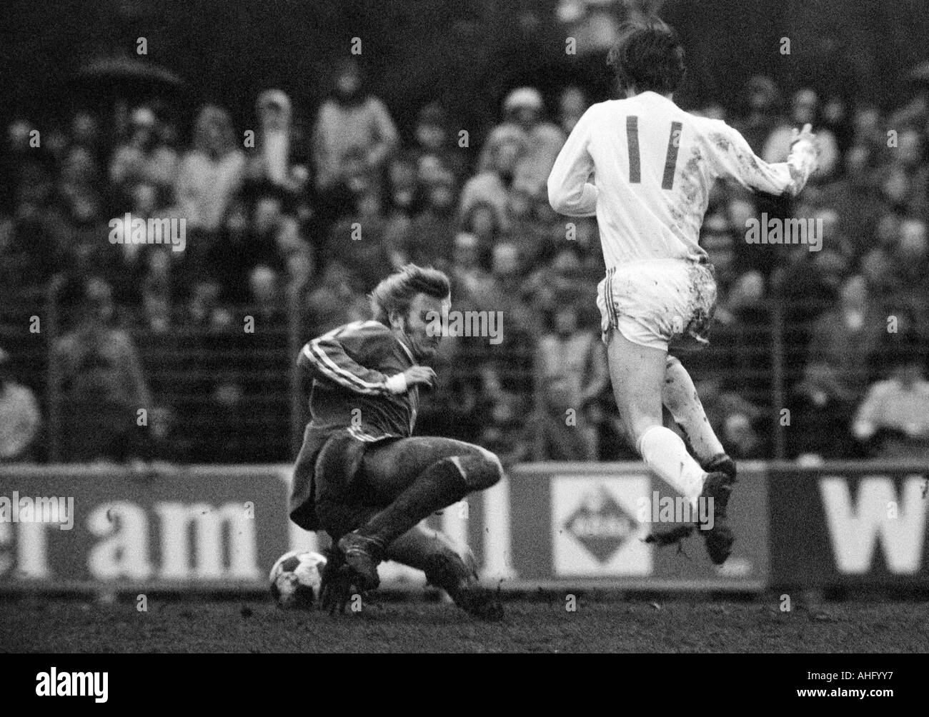 football, Bundesliga, 1973/1974, VfL Bochum versus 1. FC Cologne 0:2, Stadium at the Castroper Strasse in Bochum, scene of the match, duel between Franz Josef Laufer (Bochum) left and Hennes Loehr (Koeln) Stock Photo