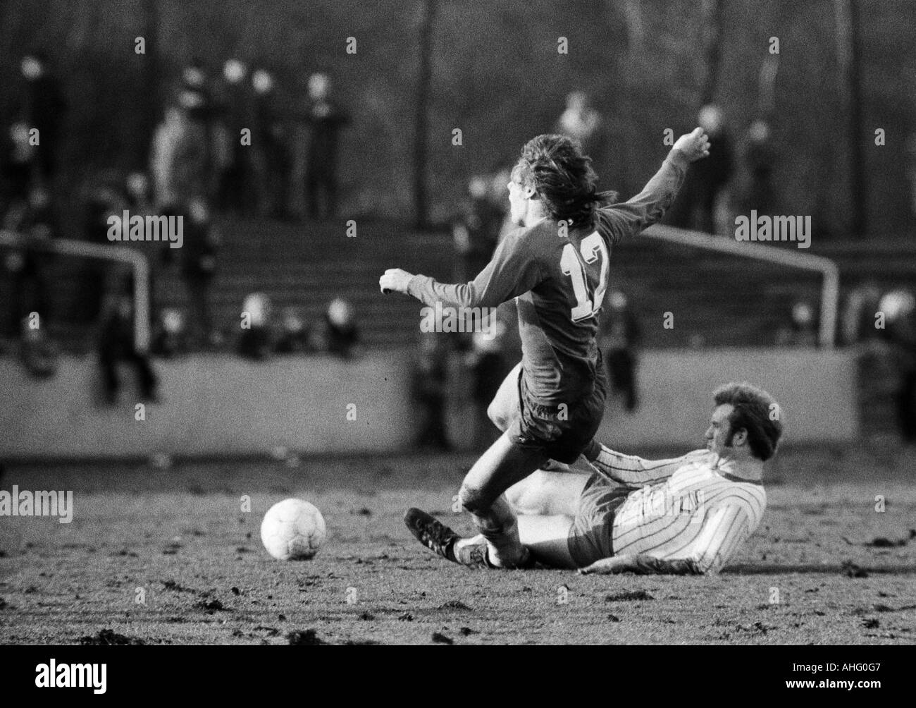 football, Regionalliga West, 1973/1974, Lohrheide Stadium in Bochum-Wattenscheid, SG Wattenscheid 09 versus Sportfreunde Siegen 4:2, scene of the match, duel between a Wattenscheid player (12) and Reinhold Matthes (Siegen) Stock Photo