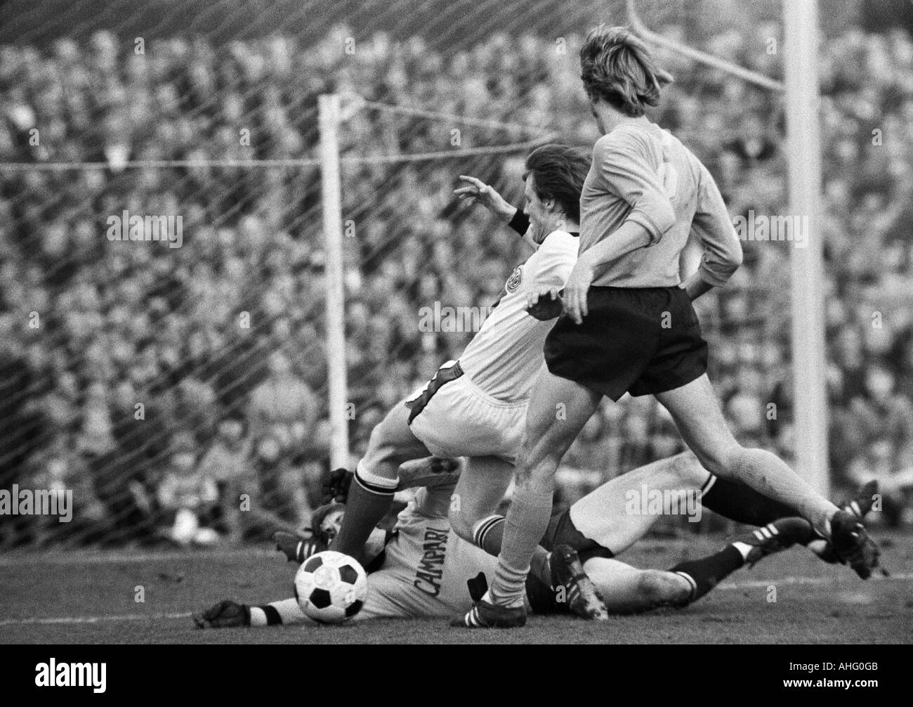 football, DFB Cup, quarter final, 1973/1974, SG Wattenscheid 09 versus Hamburger SV 0:1 after extra time, Lohrheide Stadium in Bochum-Wattenscheid, scene of the match, f.l.t.r. keeper Rudolf Kargus (HSV), Ewald Hammes (Wattenscheid), Manfred Kaltz (HSV) Stock Photo