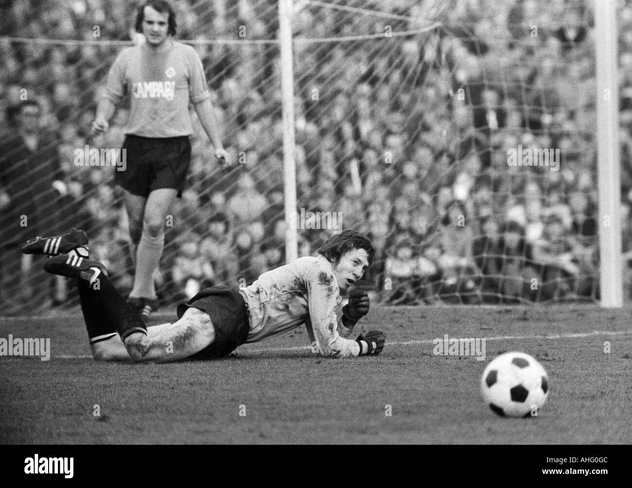football, DFB Cup, quarter final, 1973/1974, SG Wattenscheid 09 versus Hamburger SV 0:1 after extra time, Lohrheide Stadium in Bochum-Wattenscheid, scene of the match, save by keeper Rudolf Kargus (HSV) aground, behind Klaus Winkler (HSV) Stock Photo