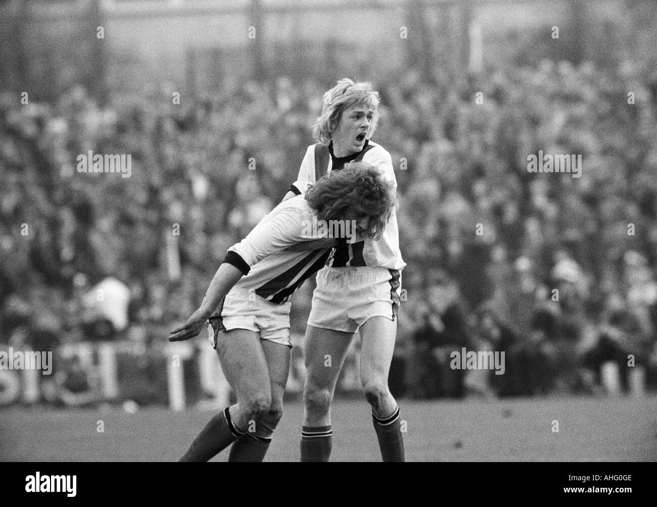 football, DFB Cup, quarter final, 1973/1974, SG Wattenscheid 09 versus Hamburger SV 0:1 after extra time, Lohrheide Stadium in Bochum-Wattenscheid, scene of the match, Hannes Bongartz (Wattenscheid) supports his teammate Helmut Zyla (Wattenscheid) who is Stock Photo