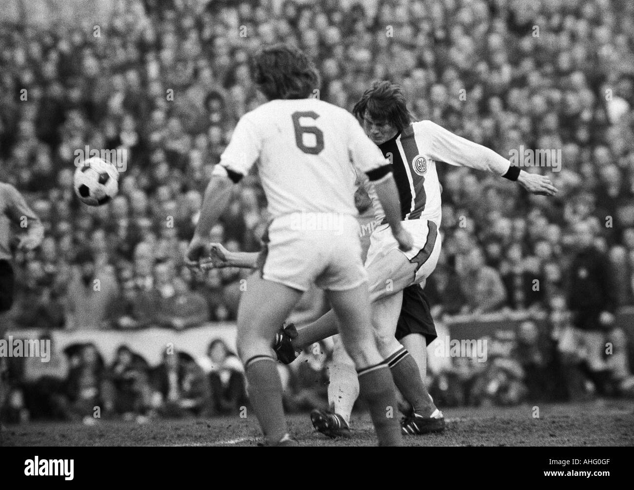 football, DFB Cup, quarter final, 1973/1974, SG Wattenscheid 09 versus Hamburger SV 0:1 after extra time, Lohrheide Stadium in Bochum-Wattenscheid, scene of the match, Ewald Hammes (Wattenscheid) right shots on goal, left Werner Kontny (Wattenscheid, 6) Stock Photo