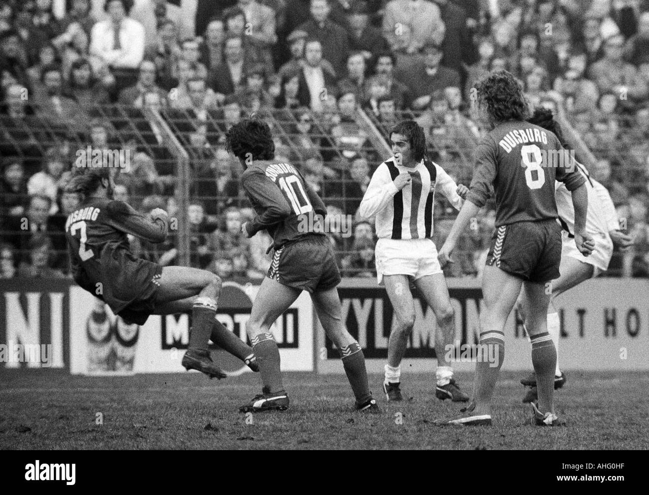 football, Bundesliga, 1973/1974, Boekelberg Stadium, Borussia Moenchengladbach versus MSV Duisburg 3:2, scene of the match, Dietmar Danner (MG) 3.f.l.) against three Duisburg players, right Bernd Lehmann (8) Stock Photo