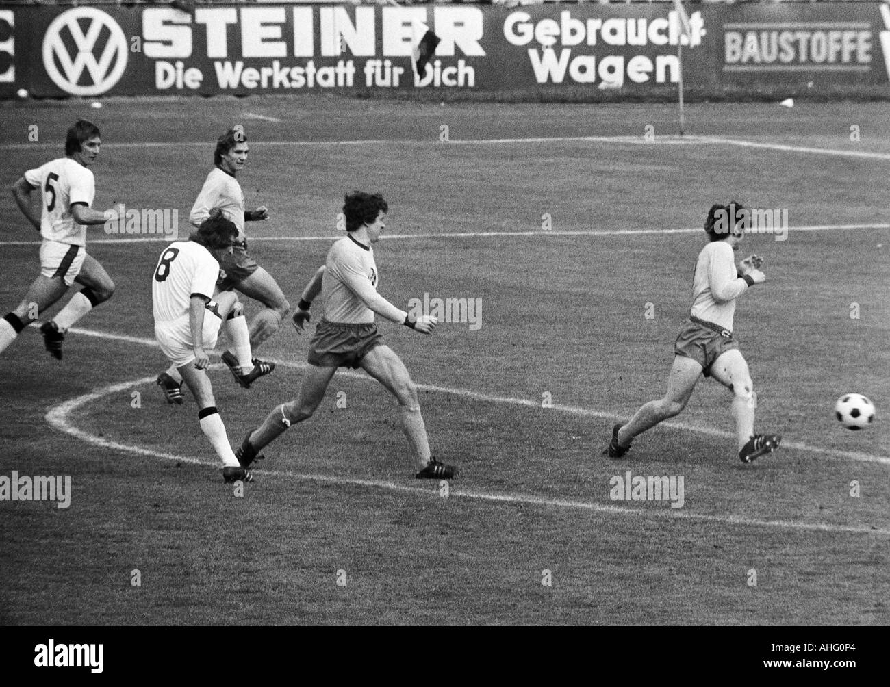 football, Regionalliga 1973/1974, promotion match to the Bundesliga 1974/1975, SG Wattenscheid 09 versus Eintracht Brunswick 0:0, Lohrheide Stadium in Bochum-Wattenscheid, scene of the match, f.l.t.r. Rudi Klimke (Wattenscheid), Juergen Jendrossek (Watten Stock Photo