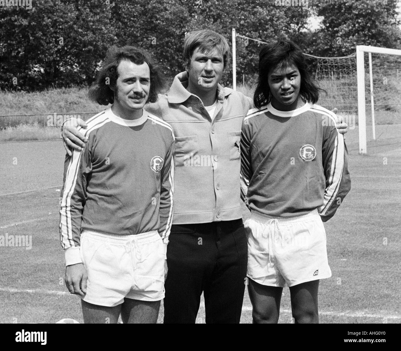 football, Bundesliga, Fortuna Duesseldorf, presentation of the team for the new saison 1975/1976, press photo shooting, f.l.t.r. Frank Michael Schonert, coach Josef Piontek, Johannes Lalopua Stock Photo