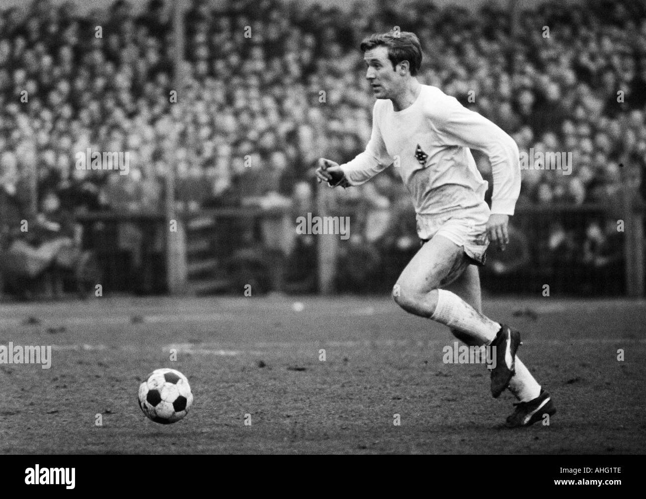 football, Bundesliga, 1966/1967, Borussia Dortmund versus Borussia Moenchengladbach 3:2, Stadium Rote Erde in Dortmund, scene of the match, Guenter Netzer (MG) in ball possession Stock Photo