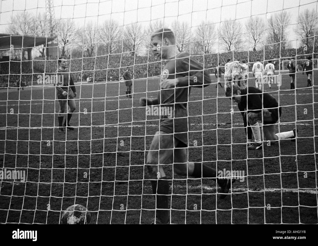 football, Bundesliga, 1966/1967, Rhine Stadium Duesseldorf, Fortuna Duesseldorf versus Borussia Moenchengladbach 2:2, scene of the match, Gladbach players rejoicing at the 2:2 foul penalty goal by Guenter Netzer (behind), the Duesseldorfer players Gerd Wu Stock Photo