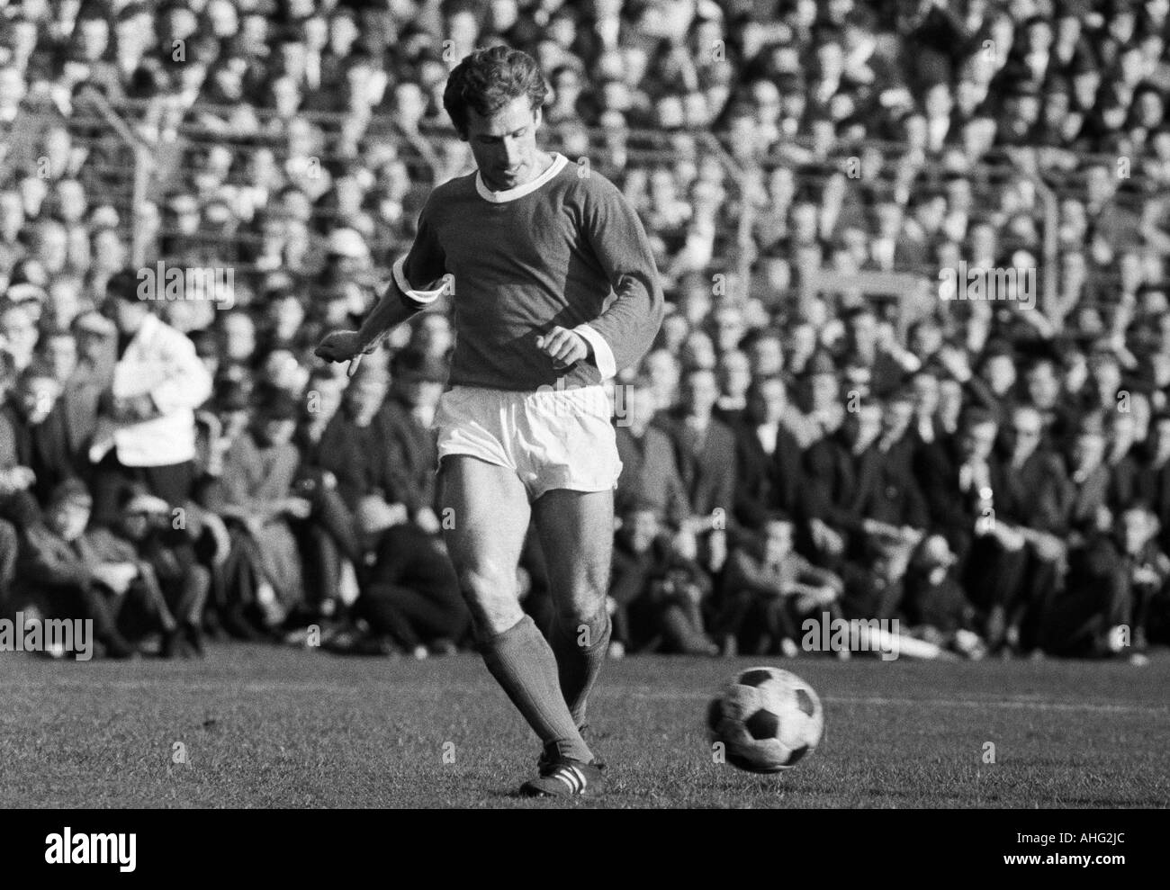 football, DFB Cup, quarter final, 1966/1967, Stadium Glueckaufkampfbahn in Gelsenkirchen, Schalke 04 versus Bayern Munich 2:3, scene of the match, Guenther Herrmann (Schalke) in ball possession Stock Photo