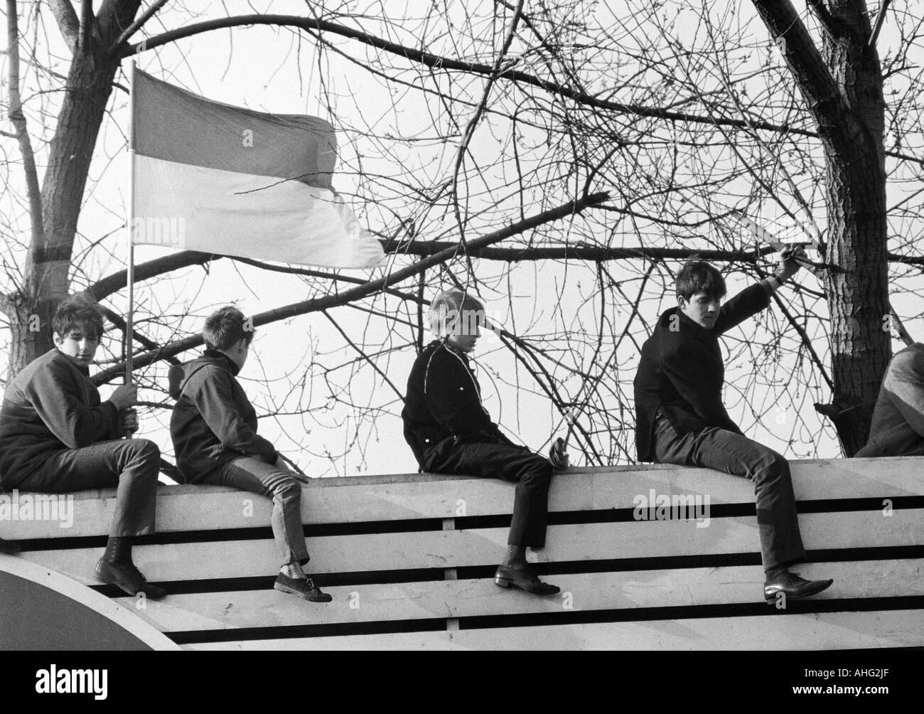 football, DFB Cup, quarter final, 1966/1967, Stadium Glueckaufkampfbahn in Gelsenkirchen, Schalke 04 versus Bayern Munich 2:3, young football fans sitting on fence and wave a Schalke club flag Stock Photo