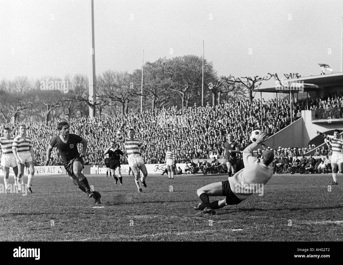 football, Bundesliga, 1966/1967, MSV Duisburg versus FC Bayern Munich 0:0, Wedau Stadium in Duisburg, scene of the match, f.l.t.r. Manfred Mueller (MSV), Guenter Preuss (MSV), Gerd Mueller (FCB) shots on goal, referee Guenter Linn from Altendiez, Michael Stock Photo