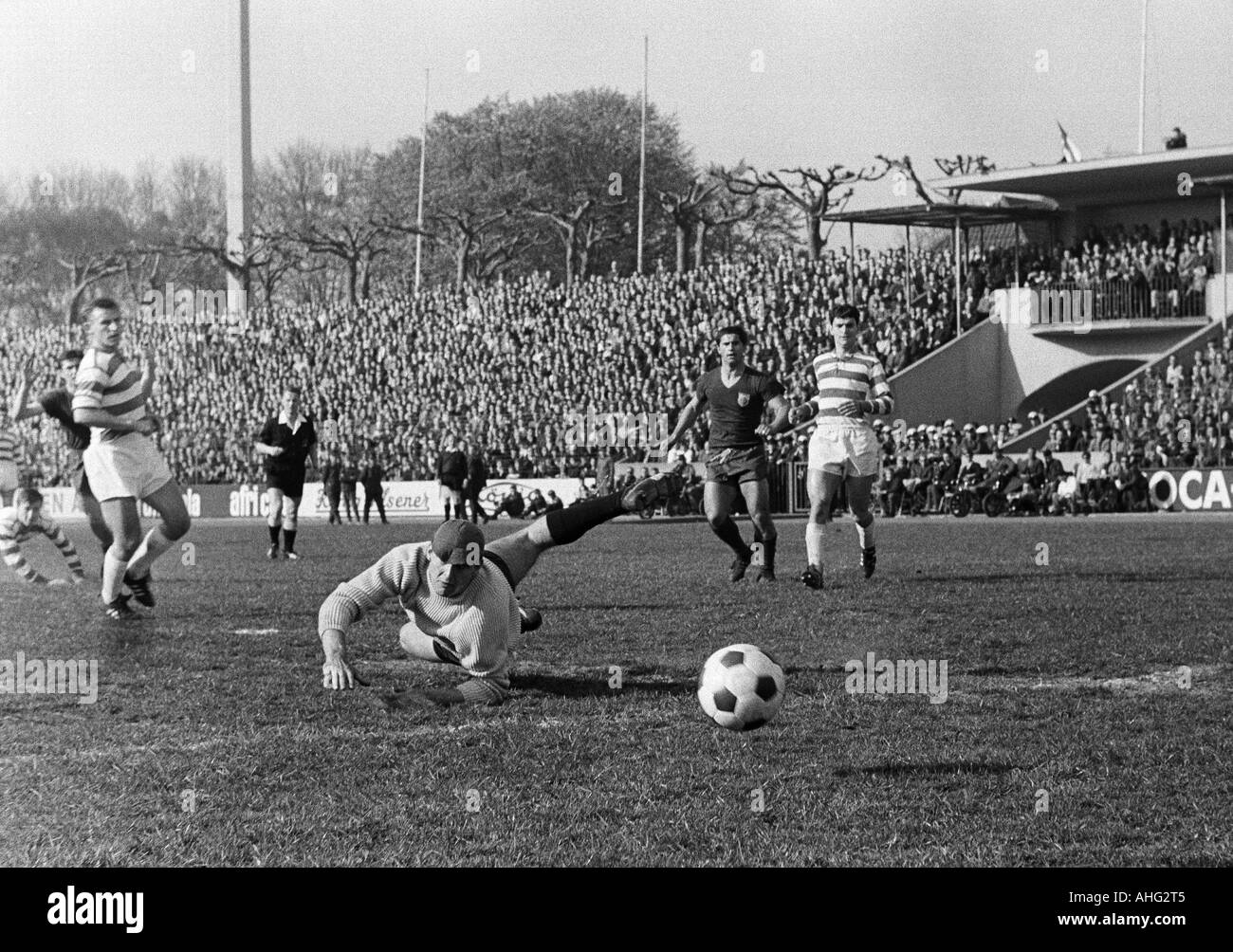 football, Bundesliga, 1966/1967, MSV Duisburg versus FC Bayern Munich 0:0, Wedau Stadium in Duisburg, scene of the match, f.l.t.r. Hans Rigotti (FCB) covered, Manfred Mueller (MSV), referee Guenter Linn from Altendiez, keeper Manfred Manglitz (MSV), Gerd Stock Photo