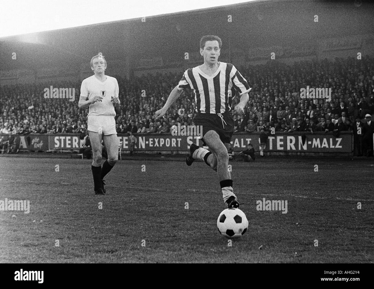 football, Regionalliga West, 1966/1967, Stadium am Uhlenkrug in Essen, ETB Schwarz-Weiss Essen versus SSV Hagen 0:0, scene of the match, left Rolf Meissner (SSV), right Gerd Kohl (ETB) Stock Photo