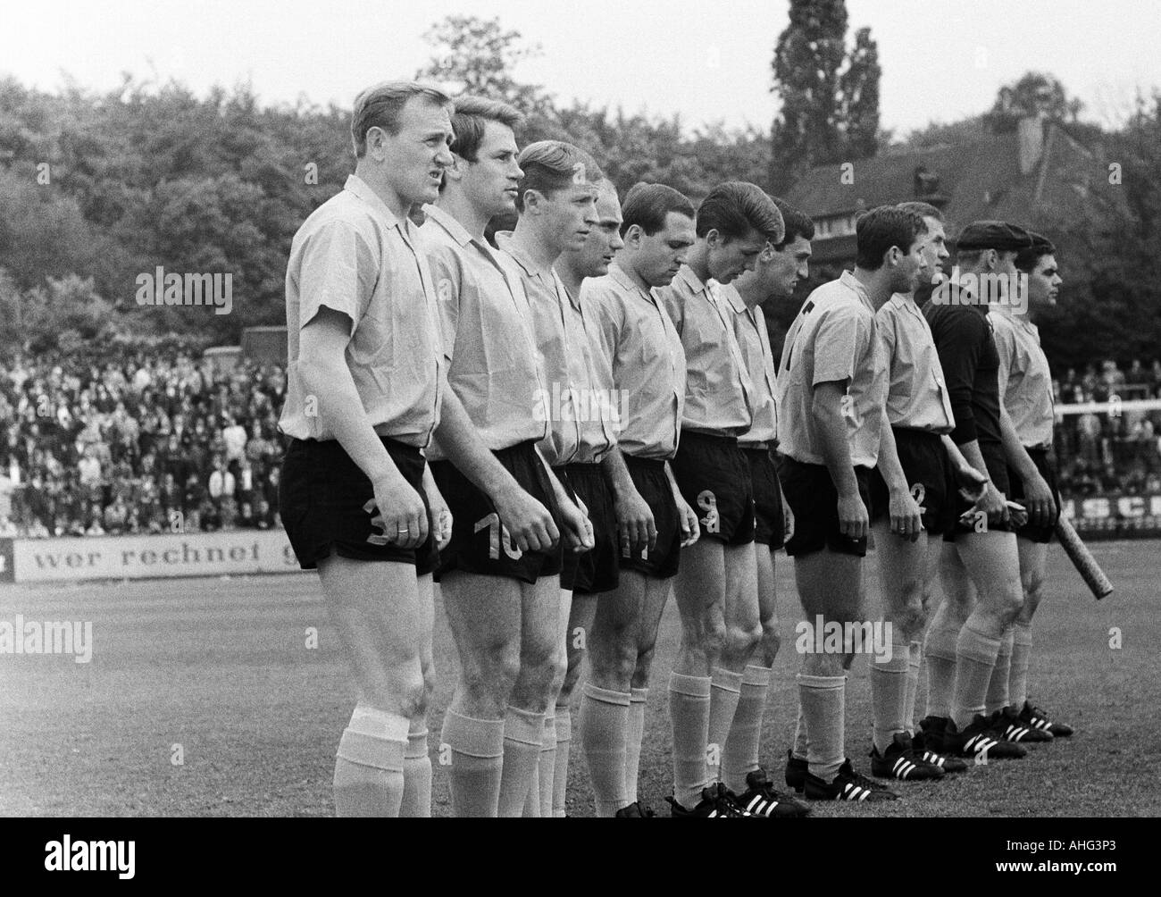 football, Regionalliga, 1966/1967, promotion match to the Bundesliga 1967/1968, ETB Schwarz-Weiss Essen versus FC Bayern Hof 2:3, Stadium am Uhlenkrug in Essen, team photograph, shot of the Bayern Hof team, f.l.t.r. Paul Richter, Guenter Reisser, Manfred Stock Photo