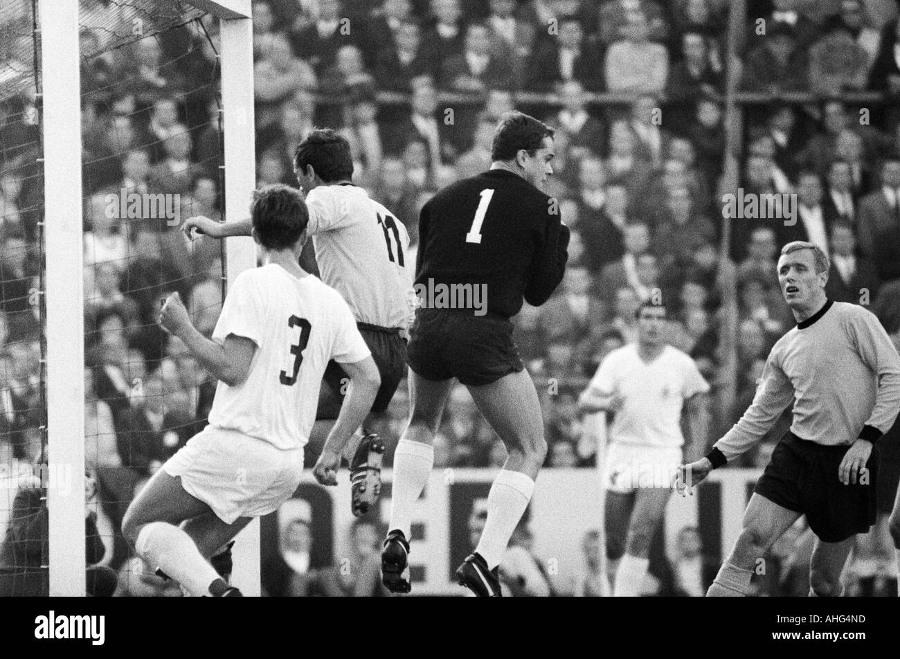 football, Bundesliga, 1967/1968, Borussia Moenchengladbach versus Borussia  Dortmund 2:2, Boekelberg Stadium, scene of the