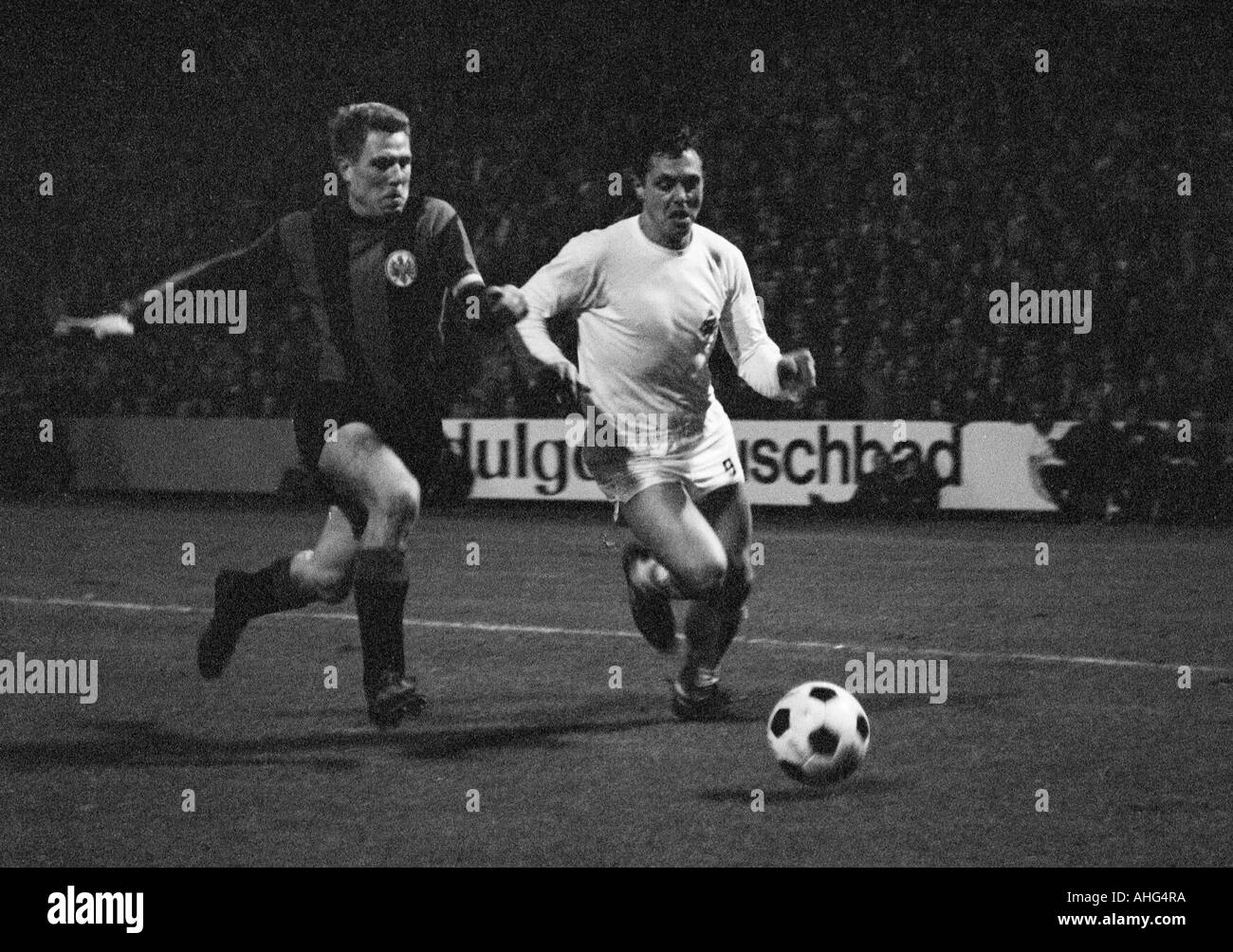 football, Bundesliga, 1967/1968, Borussia Moenchengladbach versus Eintracht Frankfurt 1:1, Boekelberg Stadium, scene of the match, duel between Dieter Lindner (Frankfurt, left) and Peter Meyer (Gladbach) Stock Photo