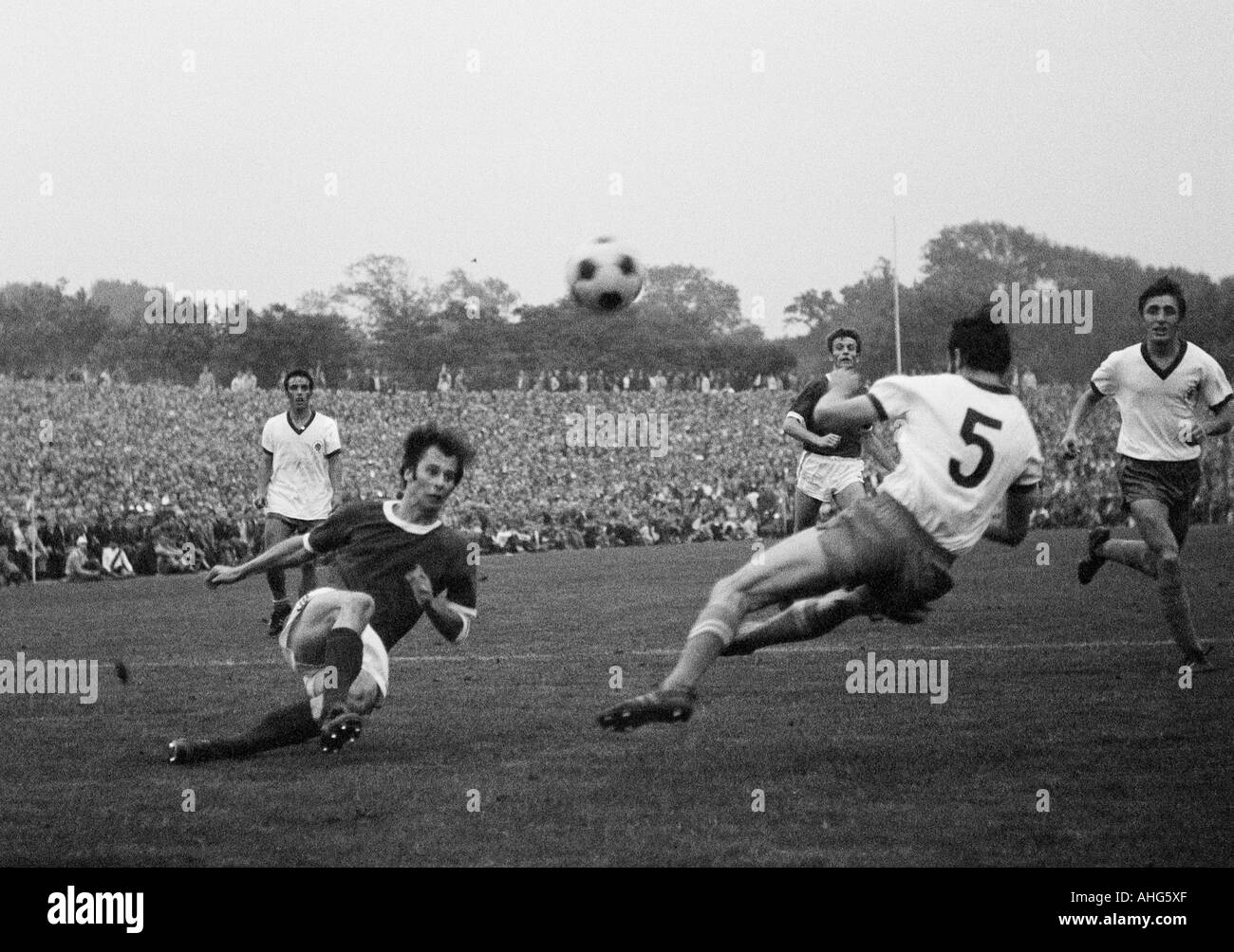 football, Regionalliga 1968/1969, promotion match to the Bundesliga 1969/1970, Rot-Weiss Oberhausen versus Freiburger FC 0:0, Niederrhein Stadium in Oberhausen, scene of the match, f.l.t.r. Franz Krauthausen (RWO), Rolf Biermann (Freiburg), Helmut Siebert Stock Photo