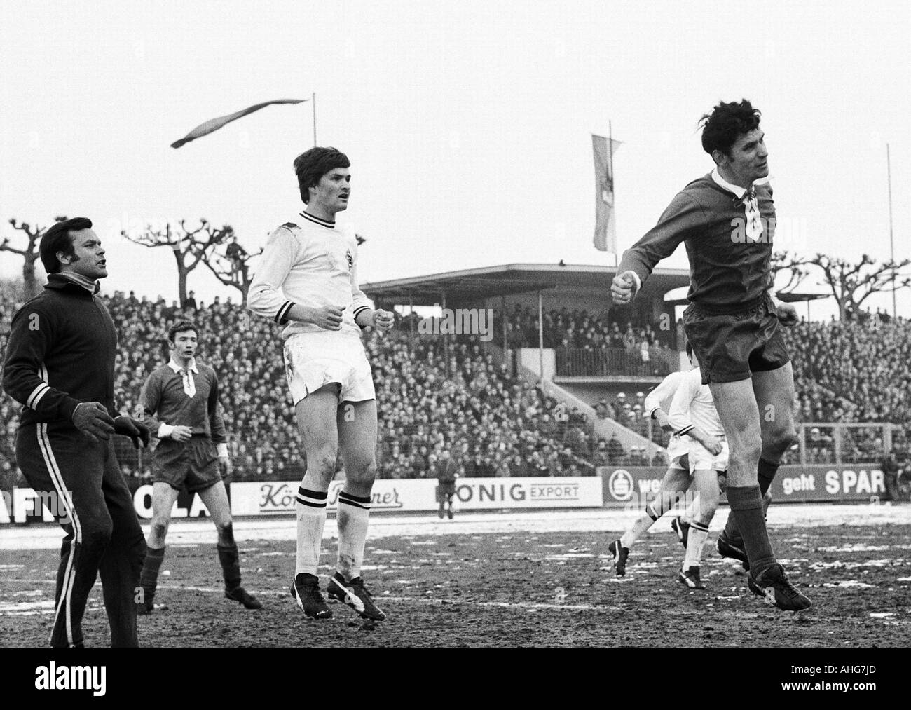 football, Bundesliga, 1969/1970, Wedau Stadium in Duisburg, MSV Duisburg versus Borussia Moenchengladbach 0:1, match on snow ground, scene of the match, f.l.t.r. keeper Dietmar Linders, Anton Burghardt (both Duisburg), Ulrik le Fevre (Gladbach), Hartmut H Stock Photo