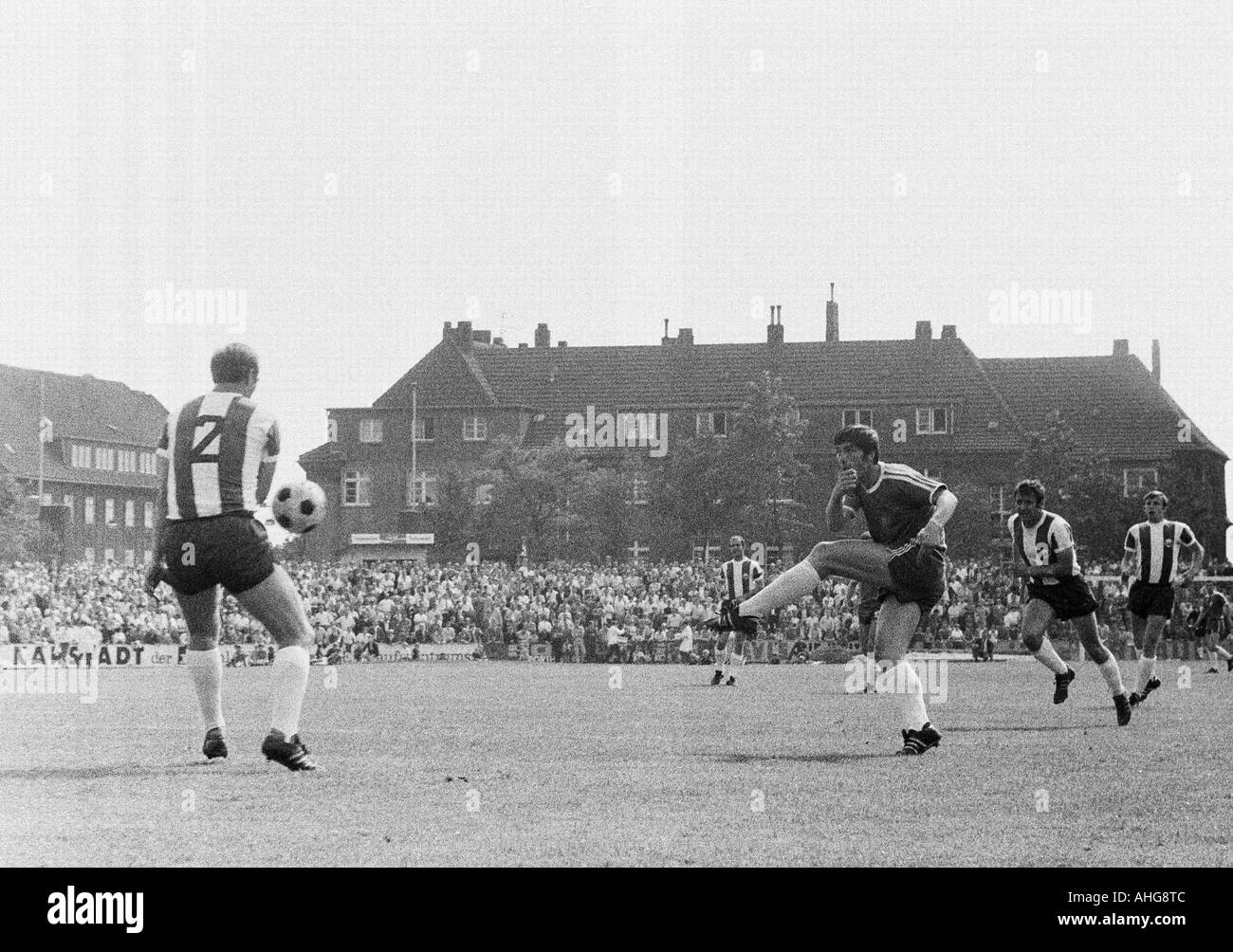 football, Regionalliga 1969/1970, promotion match to the Bundesliga 1970/1971, VfL Bochum versus VfL Wolfsburg 4:0, Stadium an der Castroper Strasse in Bochum, scene of the match, Hans Walitza (Bochum) shots on goal, right behind Werner Wischniowsky (Wolf Stock Photo