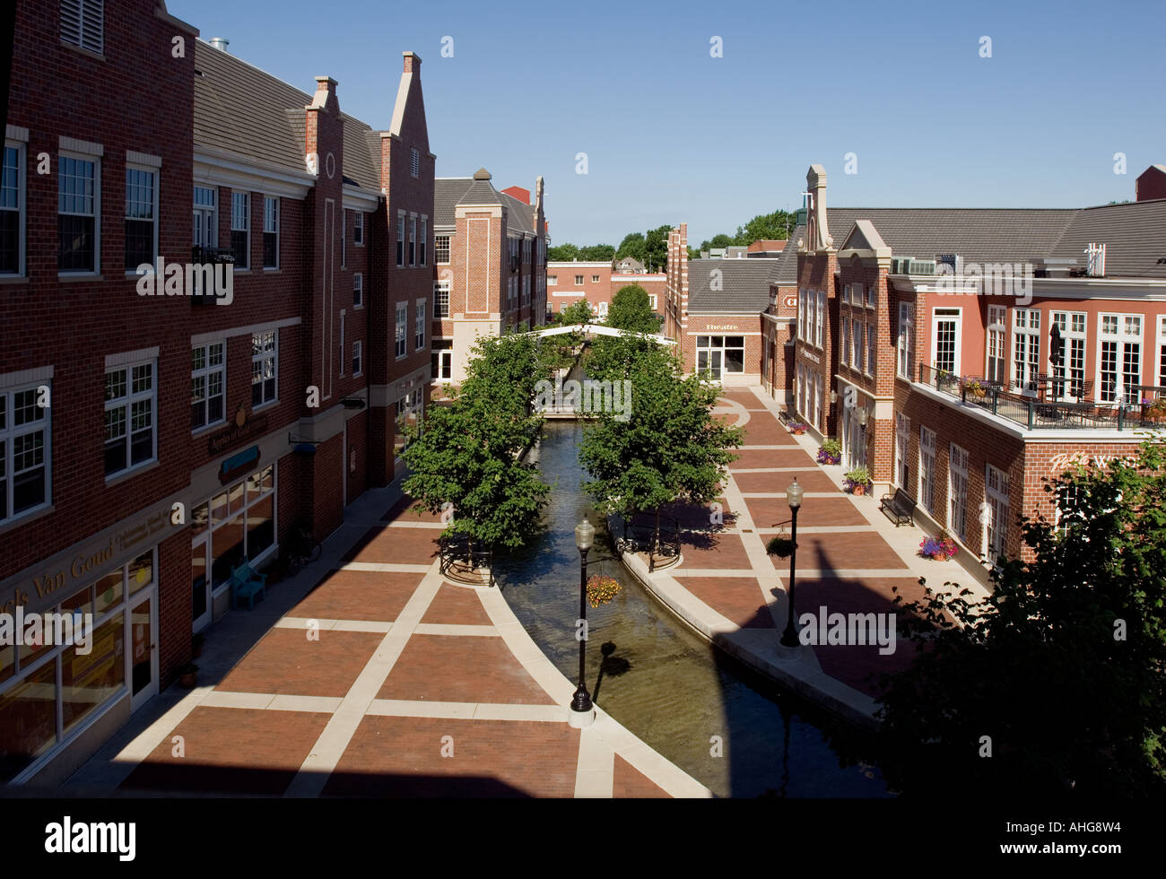molengracht plaza and canal in dutch village of pella iowa stock photo alamy