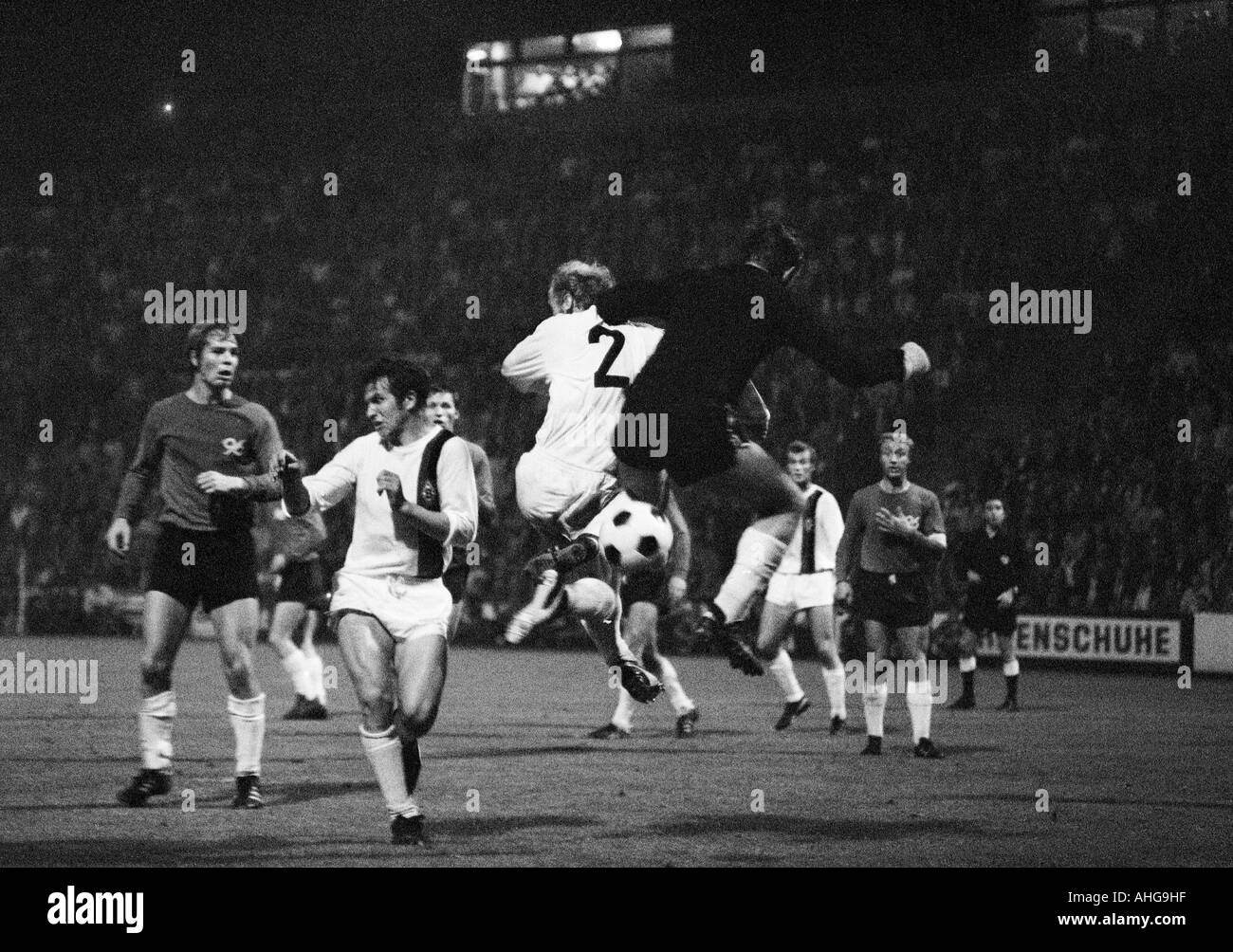 football, Bundesliga, 1970/1971, Borussia Moenchengladbach versus Hanover 96 0:0, Boekelberg Stadium, scene of the match, f.l.t.r. Peter Anders (96), Jupp Heynckes (MG), Claus Brune (96), Berti Vogts (MG), keeper Horst Podlasly (96), Rainer Bonhof (MG), H Stock Photo