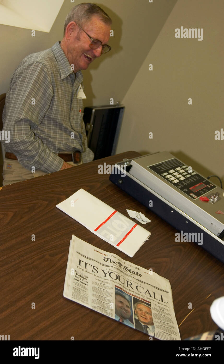 Volunteer poll worker runs voting machines in Lancaster SC USA Stock Photo