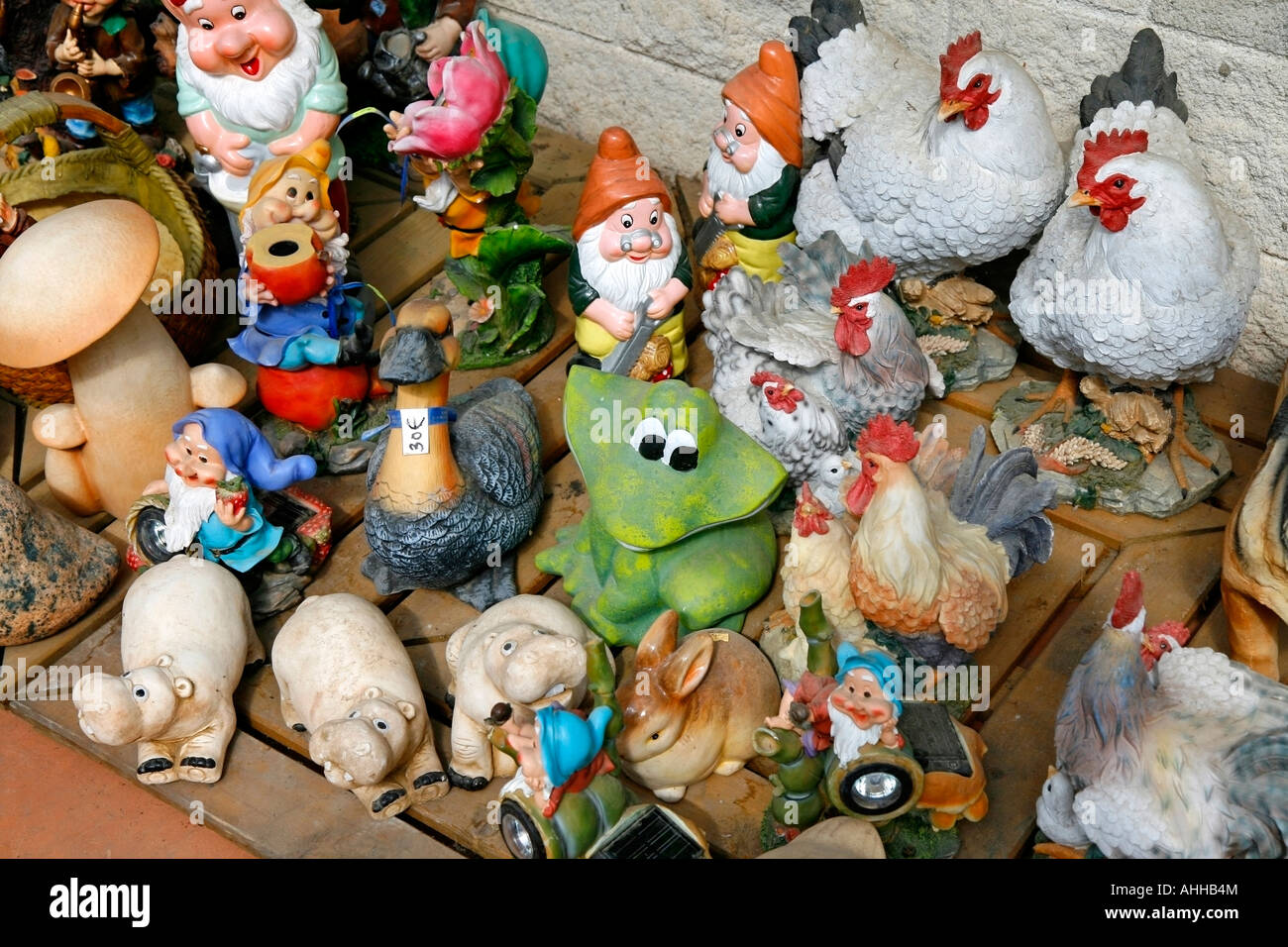 Garden figures hi-res stock photography and images - Alamy