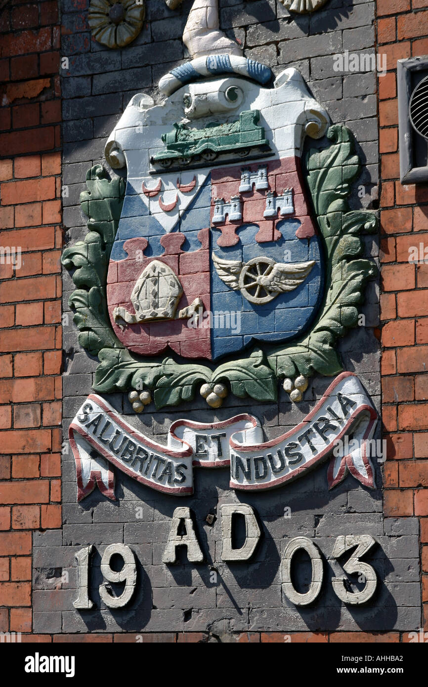 Town crest and motto on the front of the Swindon bus depot in Corporation Street Stock Photo