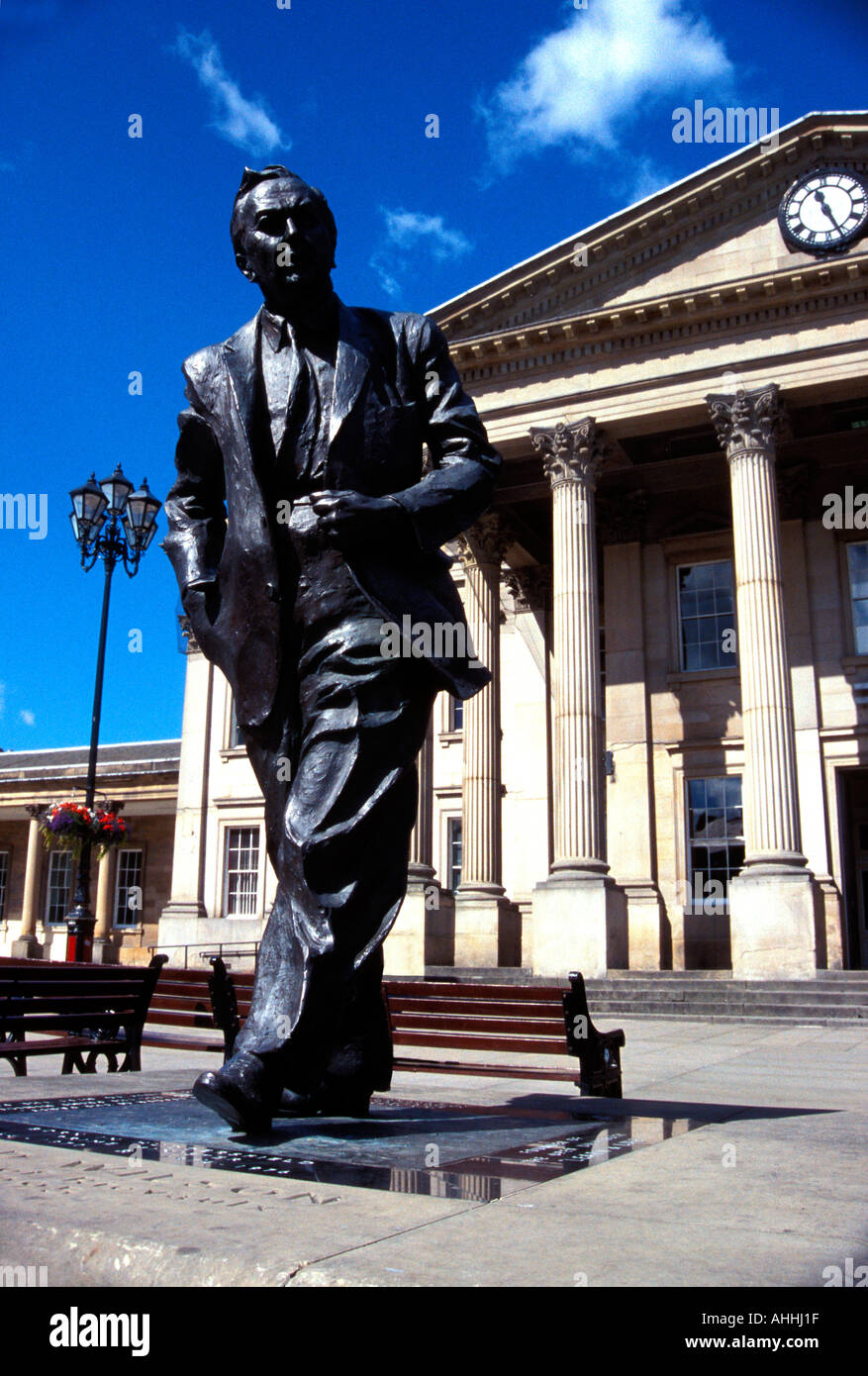 Railway Station and Huddersfield born former PM Harold Wilson statue, St Georges Square, Huddersfield, West Yorkshire, England, UK. Stock Photo